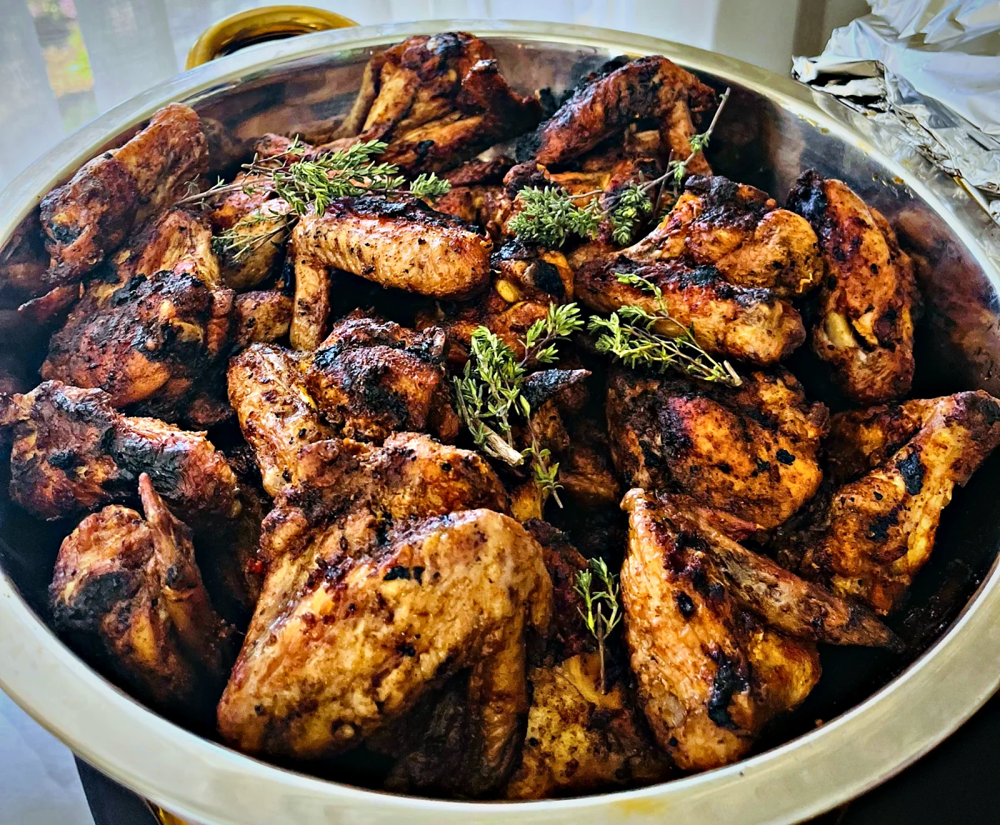 Grilled chicken wings with thyme